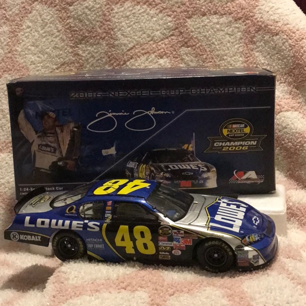 NASCAR #48 Jimmie Johnson 2006 Nextel Cup Champion 1:24 collectible car
